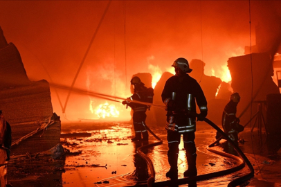 Kayseri'de keçe fabrikasındaki yangına müdahale sürüyor
