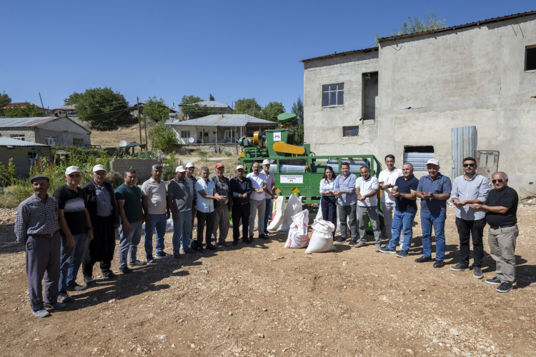 Mutlu çiftçilerin 'Karaman çilesi' bitti Yeni makineyle ürünler artık yerinde işlenecek! 2