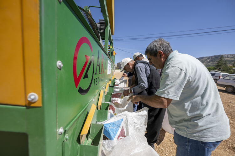 Mutlu çiftçilerin 'Karaman çilesi' bitti Yeni makineyle ürünler artık yerinde işlenecek! 3