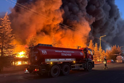 Niğde'de ambalaj fabrikasında çıkan yangına müdahale ediliyor