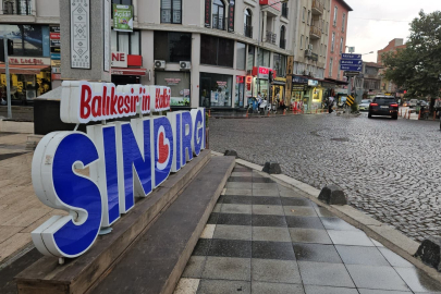 Depremle sarsılan Sındırgı’ya yağmur yağdı