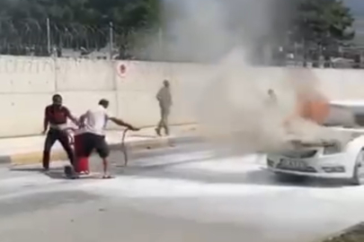 Hatay İskenderun’da seyir halindeki otomobil alev aldı