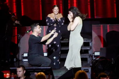 Sibel Can'ın sahnesinde unutulmaz teklif