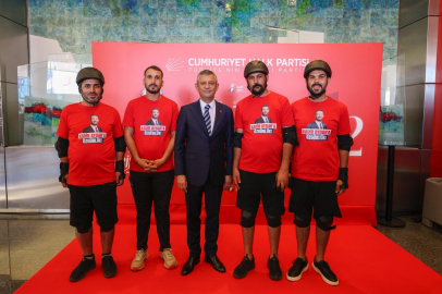 Tutuklu belediye başkanları için pedal çeviren gençler CHP Genel Merkez’de