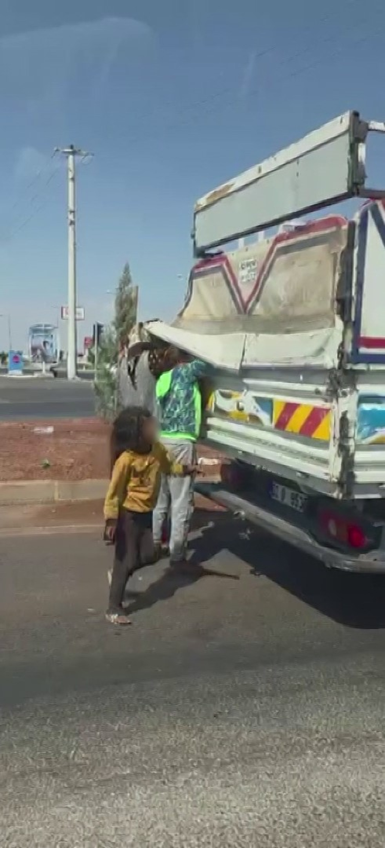 Adana’da kırmızı ışıkta duran kamyonetten biber çaldılar 2