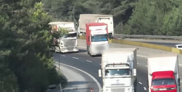 Adana’da otoyolda şerit ihlali yapan tır ve kamyonlara ceza 2