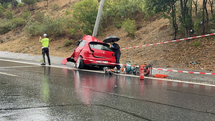 Eyüpsultan’da yağış kazaya neden oldu Direğe çarpan sürücü hayatını kaybetti 2