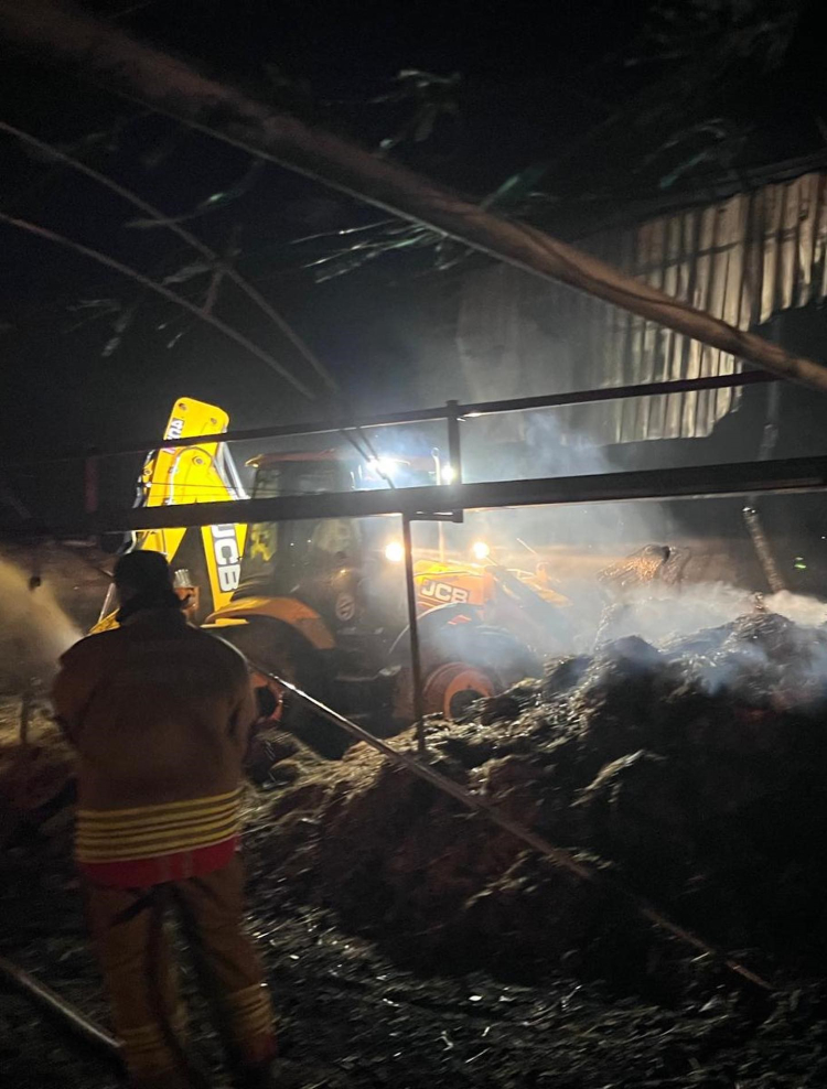 Hatay’da samanlık yangını İtfaiye ekipleri alevleri çiftliğe sıçramadan söndürdü 2