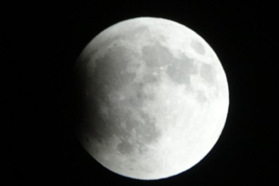 Gökyüzünde büyüleyici anlar: “Kanlı Ay” tutulması başladı