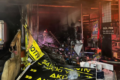 Sanayi sitesindeki yangında 7 iş yeri ve 3 araç yandı