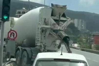 Seyir halindeki mikser, dönüş esnasında yolu betonla kapladı