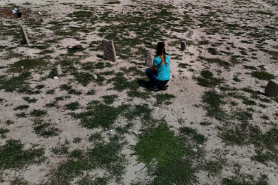 Seyhan Barajı’nda sular çekildi, 70 yıllık mezarlık gün yüzüne çıktı