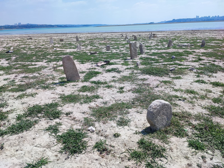 Seyhan Barajı’nda sular çekildi, 70 yıllık mezarlık gün yüzüne çıktı 2