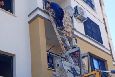 Adana’da evde mahsur kalan bebeği iş makinesi kurtardı