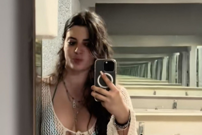 Defne Samyeli'nin kızı Derin Talu'dan olay yaratan stil: Uçağa bikini ve pareoyla bindi!