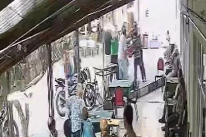 Eskişehir'de 5 yaşındaki engelli oğlunu döven adama, anneden kahvede meydan dayağı