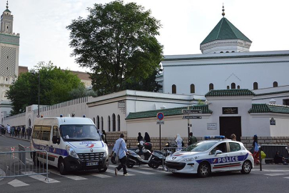 Fransa’da 9 camiye çirkin saldırı: Camilerin önünde domuz kafası bırakıldı
