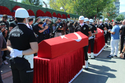 İzmir'de şehit düşen polisler son yolculuğuna uğurlandı