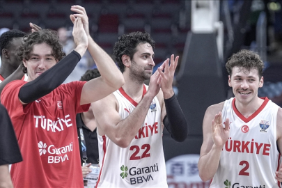 A Milli Basketbol Takımı Avrupa Şampiyonası'nda madalya hedefine adım adım yaklaşıyor