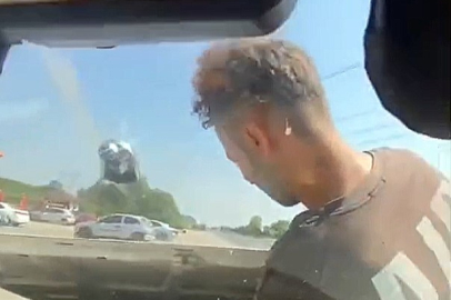 Düzce’de usta, arabanın kaputunda yolculuk etti, 12 bin 800 TL ceza yedi