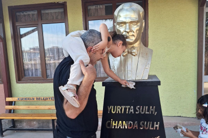 Gelecek nesillerden Ata'ya saygı dersi: Babasının omuzlarında Atatürk büstünü parlattı