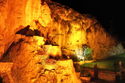 Reşadiye’de depremle ortaya çıkan termal su traverten oluşturdu