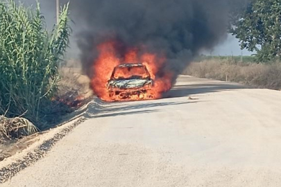 Adana’da seyir halindeki otomobil alev alev yandı