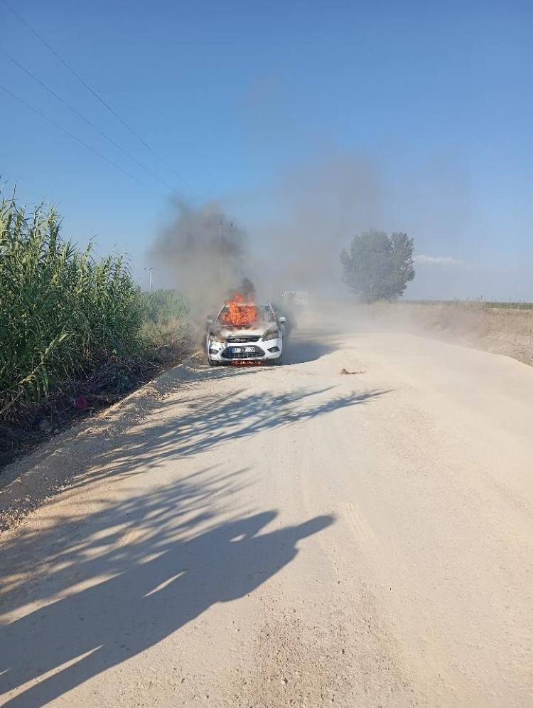 Adana’da seyir halindeki otomobil alev alev yandı 2