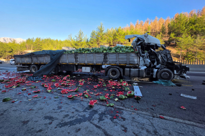 Adana-Pozantı otoyolunda karpuz yüklü tır devrildi