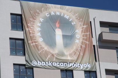 Kartalkaya faciasının sembolü çarşafları binanın penceresinden sarkıttı