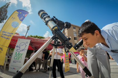 Mersin Büyükşehir Belediyesi'nin bilim tırı Tarsus'ta: Çocuklar teleskopla güneşe bakıp 3D kalemle roket tasarladı