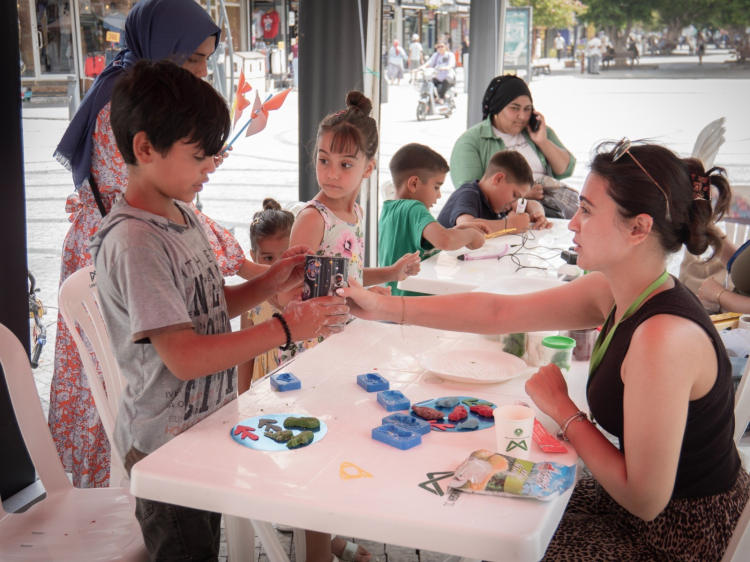Mersin Büyükşehir Belediyesi'nin bilim tırı Tarsus'ta Çocuklar teleskopla güneşe bakıp 3D kalemle roket tasarladı 2
