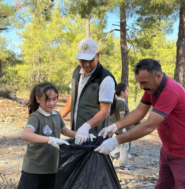Mersin’de öğrenciler orman sevgisi için çöp topladı 2