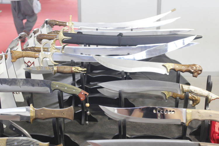 Mustafa Yürekli’nin özel üretim bıçak ve çakıları fuarda ziyaretçilerini büyüledi