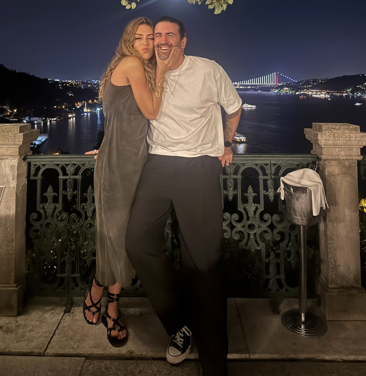 Sinem Kobal'dan 'görümce' pozu Kardeşinin düğününden yeni kareler paylaştı, beğeni yağdı 3