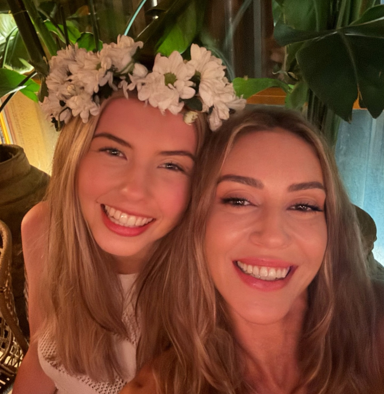 Sinem Kobal'dan 'görümce' pozu Kardeşinin düğününden yeni kareler paylaştı, beğeni yağdı 4