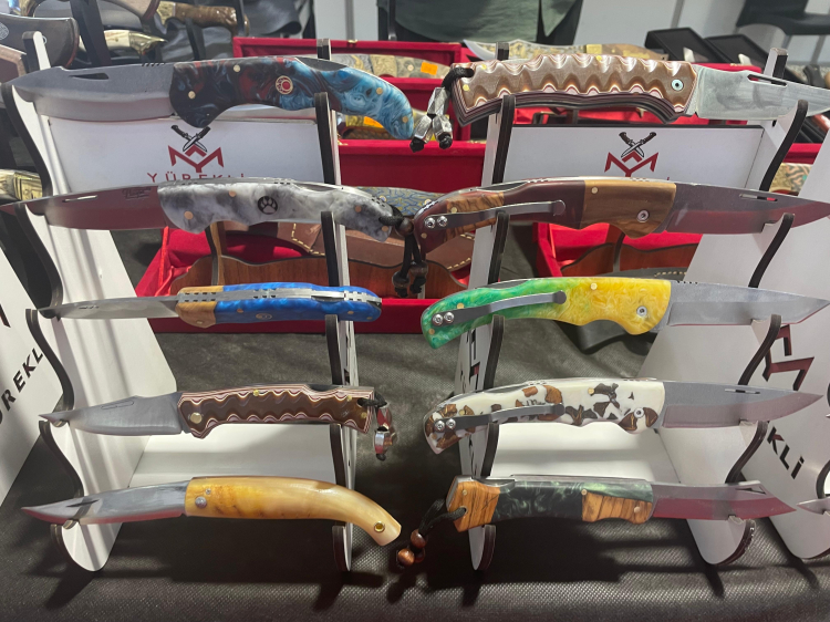 Mustafa Yürekli’nin özel üretim bıçak ve çakıları fuarda ziyaretçilerini büyüledi