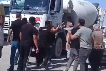 Yol verme tartışmasında sinirlenen vatandaş, kendini ringde hissedercesine kamyonu yumrukladı