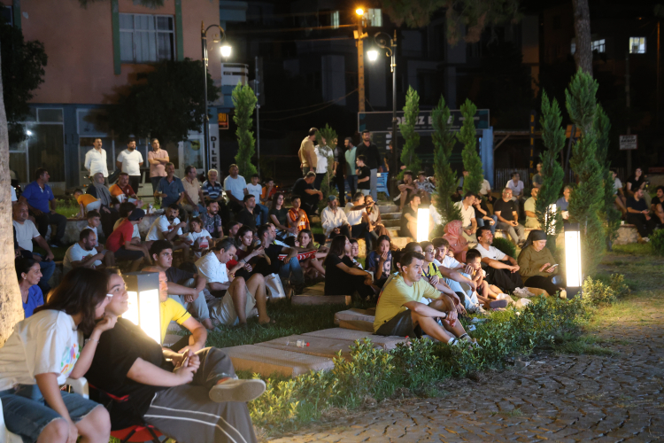 A Milli Basketbol Takımı’nın final heyecanı Kozan’da dev ekranda yaşandı 2