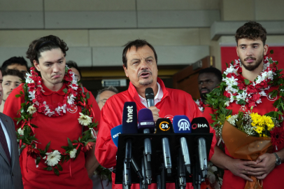 Gümüş madalyalı 12 Dev Adam yurda döndü: Ergin Ataman'dan şampiyonluk sözü: 'Bir gün o kupa gelecek'