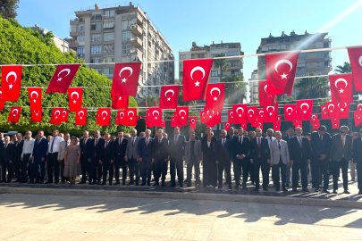 Adana’da İlköğretim Haftası için çelenk bırakıldı