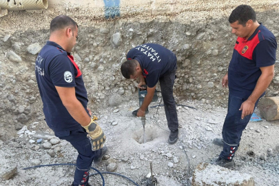 Hatay’da gider borusuna sıkışan yavru kedi itfaiye tarafından kurtarıldı