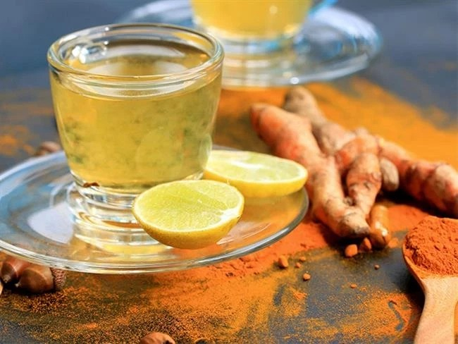 Zerdeçal ve Limonlu Su