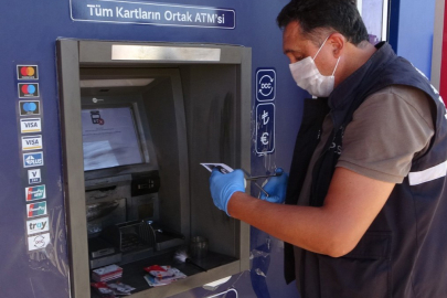 Çalıntı kartlar ile para çekmeye çalıştılar, başaramayınca ATM’yi tahrip ettiler