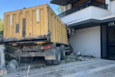 Mersin'de hafriyat kamyonu apartmanın balkonuna çarptı