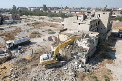 Mersin’de terk edilmiş bina kentsel dönüşüm kapsamında yıkıldı