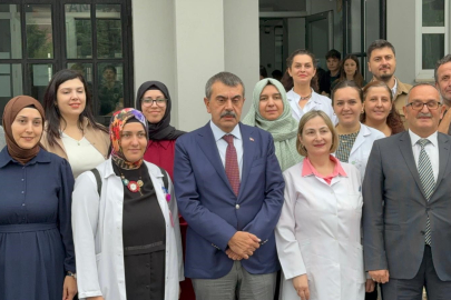 Bakan Tekin’den sürpriz ziyaret: Nöbetçi öğretmen ilk başta veli sandı