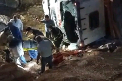 Hatay’da kamyon uçurumdan yuvarlandı: Sürücü yaralı kurtarıldı
