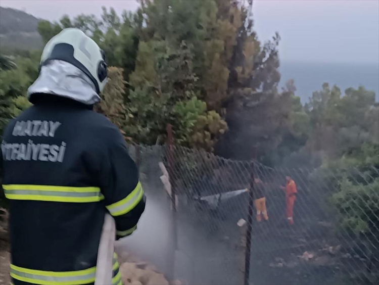 Hatay’ın Arsuz ilçesinde orman yangını ekiplerin müdahalesiyle söndürüldü 2