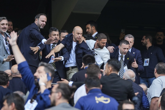 Fenerbahçe kongresinde gergin anlar: Ali Koç’a ıslıklı protesto